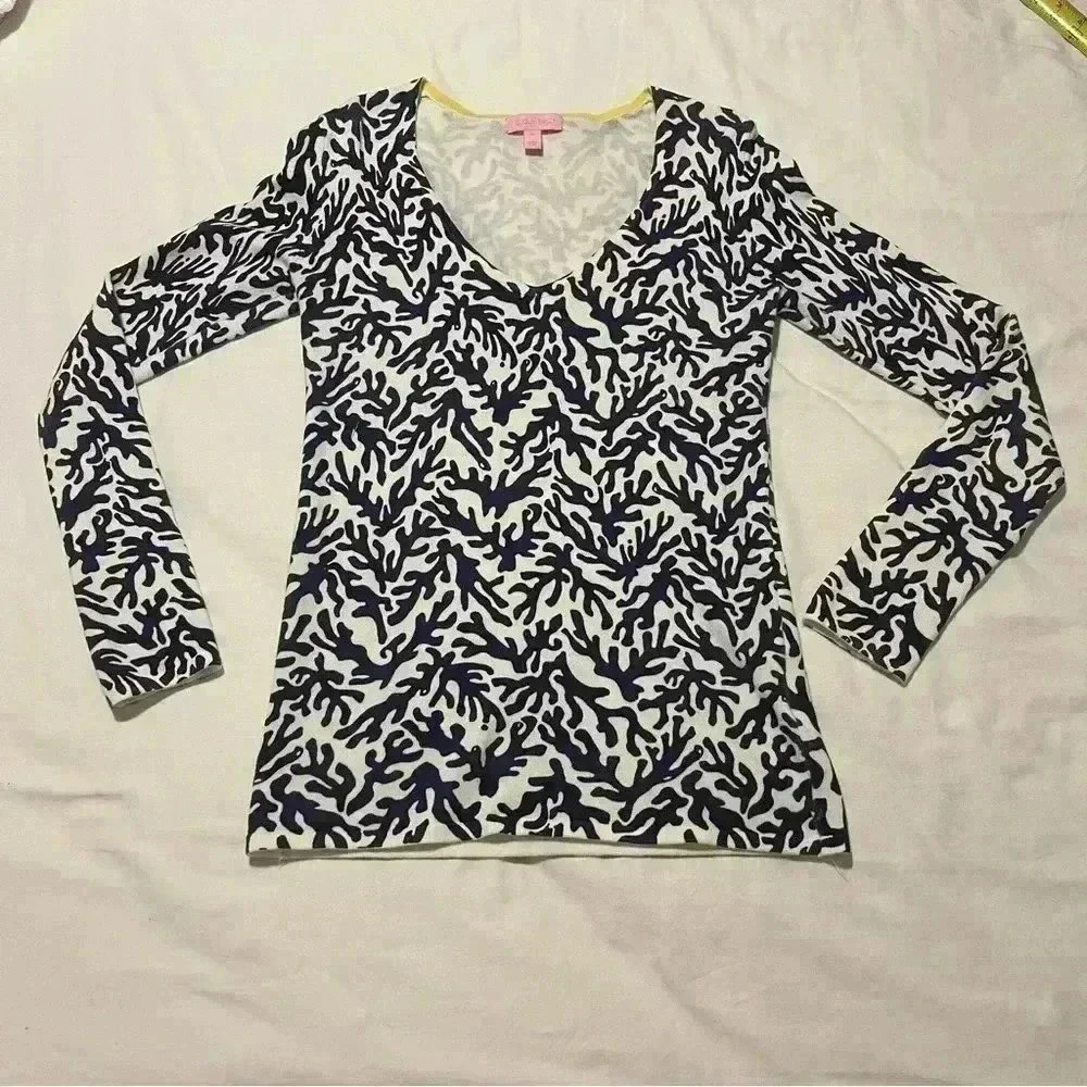 LILLY PULITZER BLUE & WHITE CORAL DESIGN V NECK SWEATER M